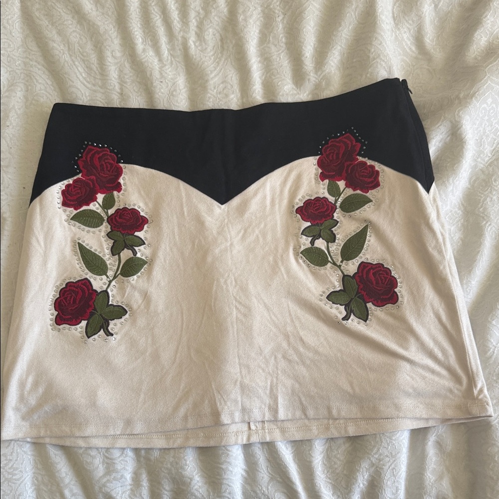 Idyllwind Black and Cream Floral Mini Skirt - Picture 2 of 5